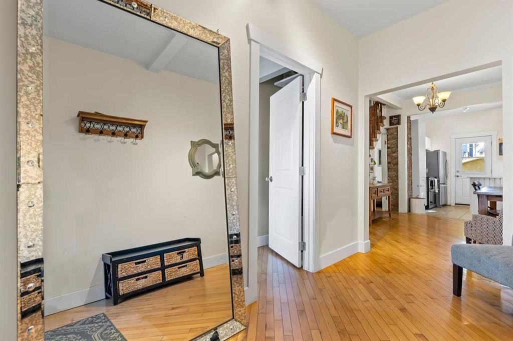 2305 5 Avenue NW, Calgary — photo 3 of 46