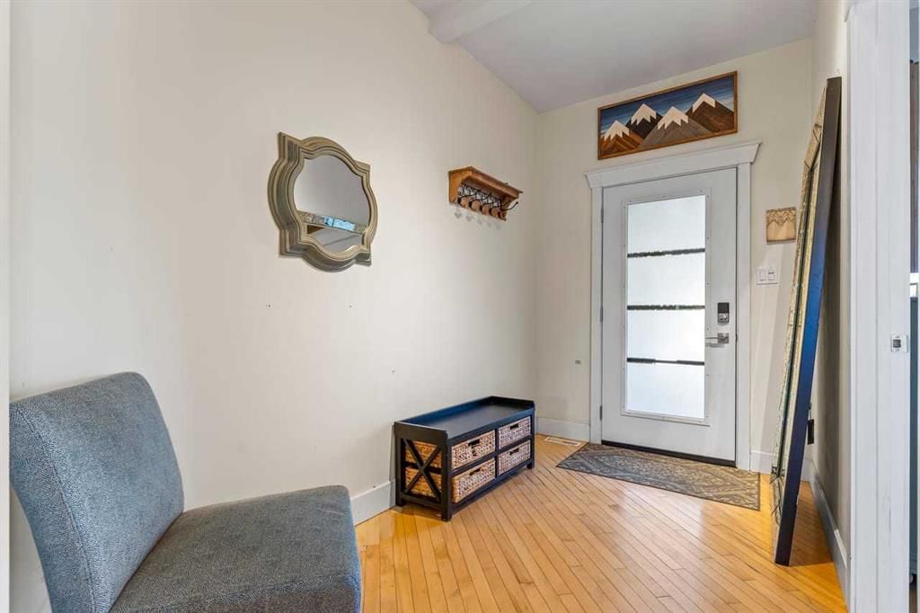 2305 5 Avenue NW, Calgary — photo 4 of 46