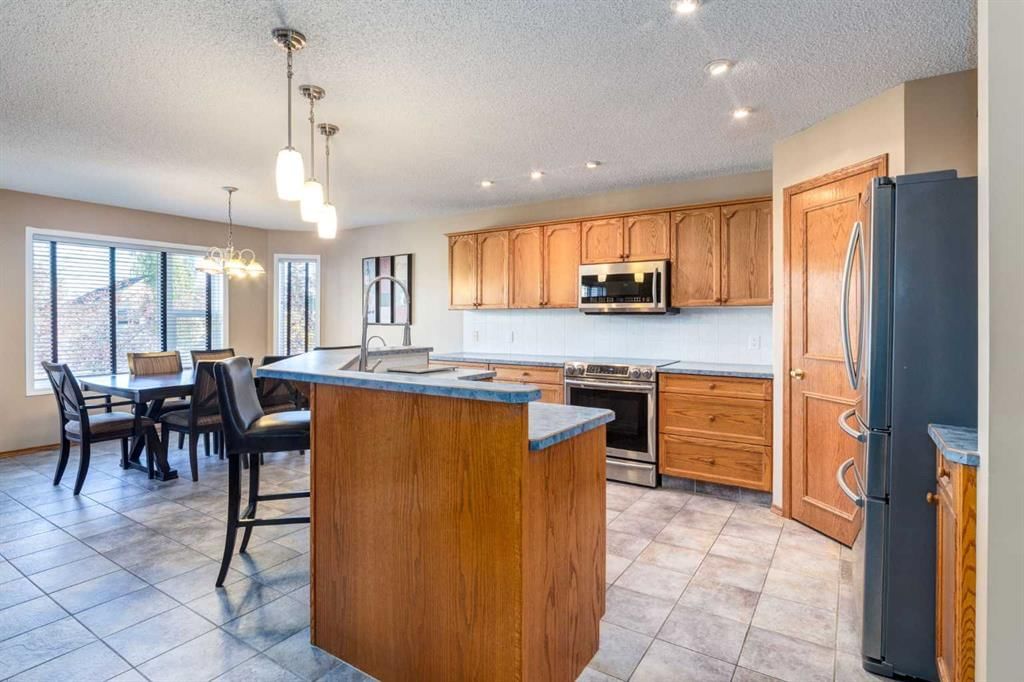 77 Somerset Circle SW, Calgary — photo 4 of 50