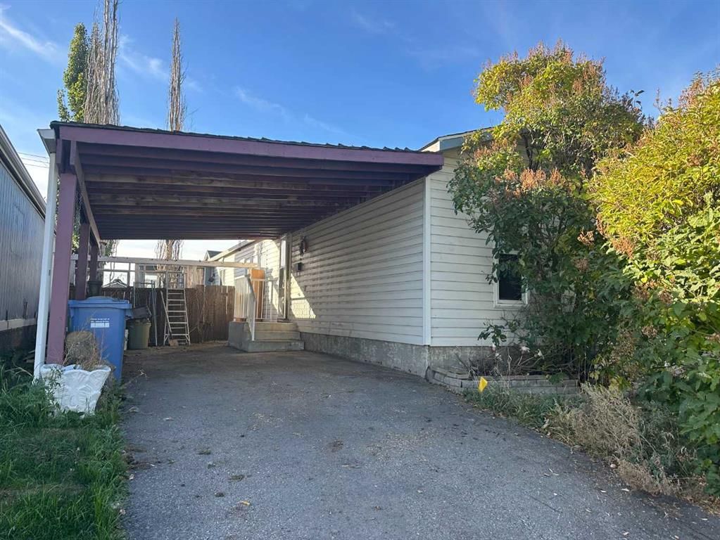 150 Erin Woods Circle SE, Calgary — photo 2 of 4