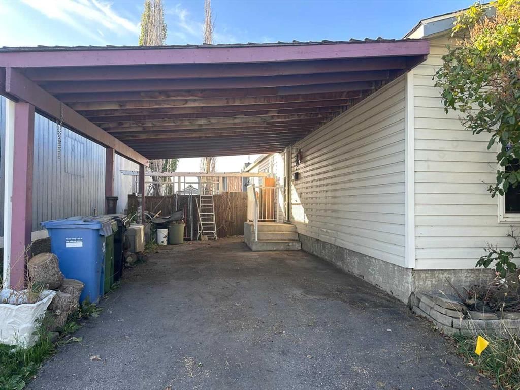 150 Erin Woods Circle SE, Calgary — photo 3 of 4