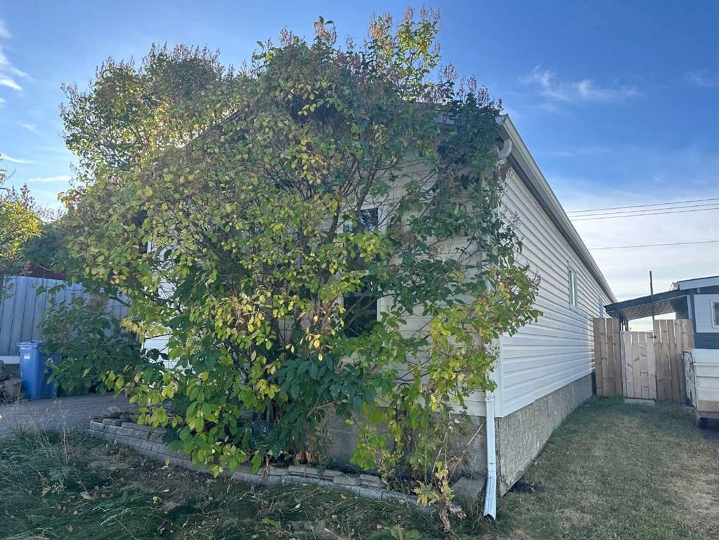 150 Erin Woods Circle SE, Calgary — photo 4 of 4