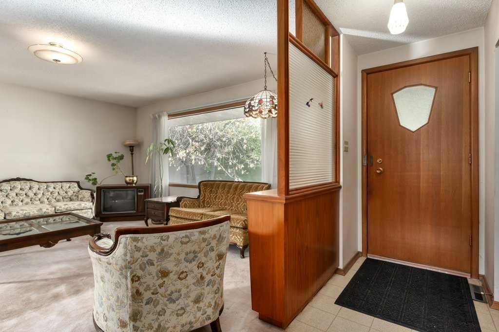 430 8 Street NE, Calgary — photo 3 of 50