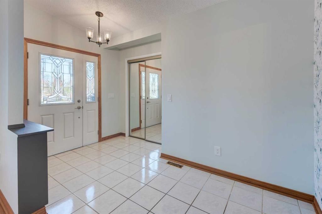 436 Queensland Circle SE, Calgary — photo 3 of 35