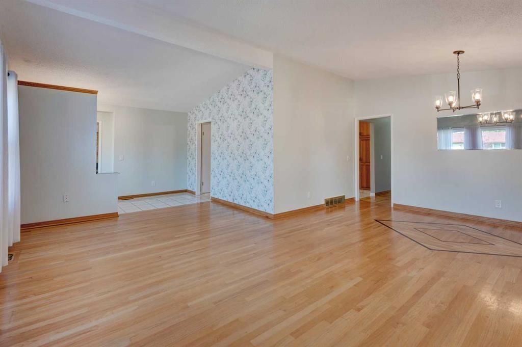 436 Queensland Circle SE, Calgary — photo 5 of 35