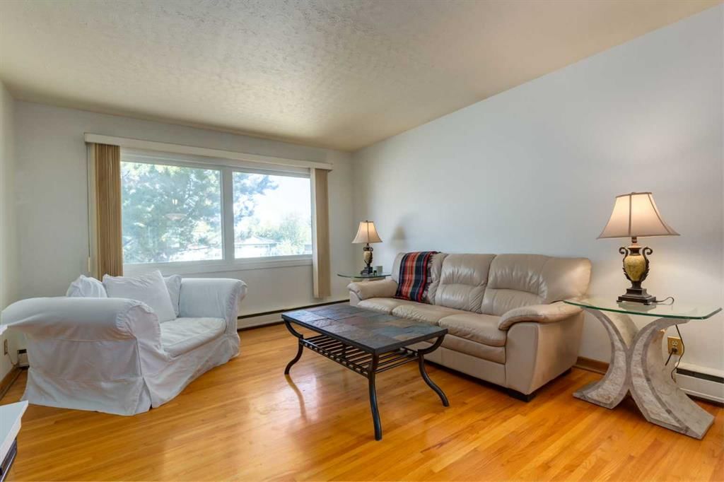 23 Klamath Place SW, Calgary — photo 3 of 24