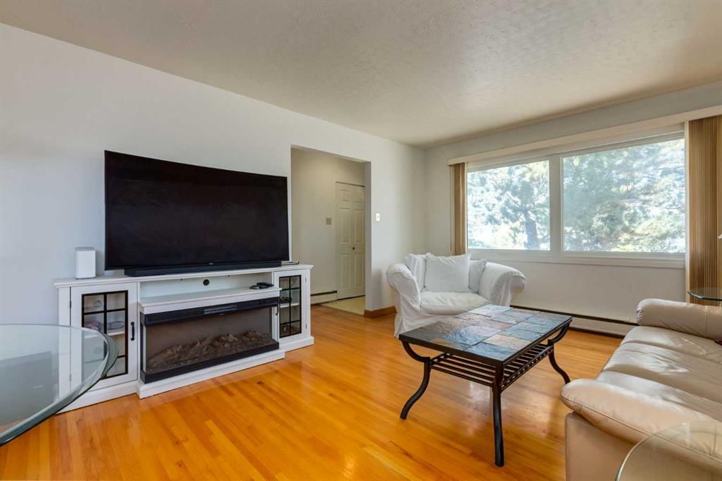 23 Klamath Place SW, Calgary — photo 4 of 24