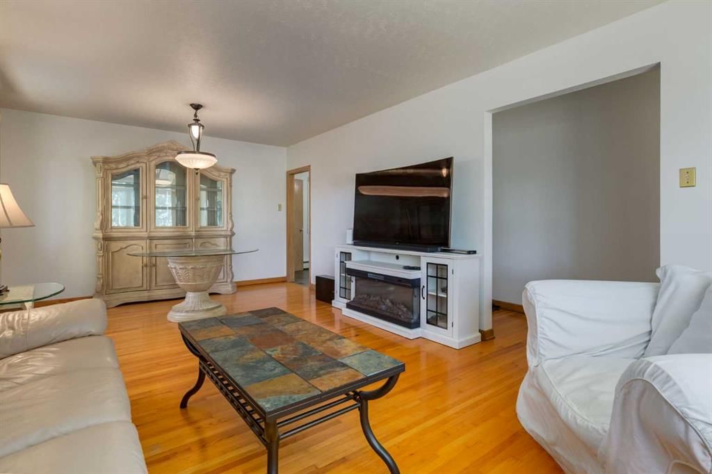 23 Klamath Place SW, Calgary — photo 5 of 24