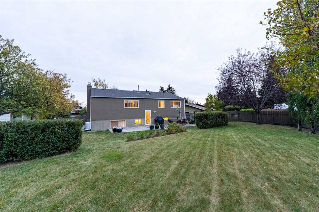 48 Thornwood Close NW, Calgary — photo 5 of 48