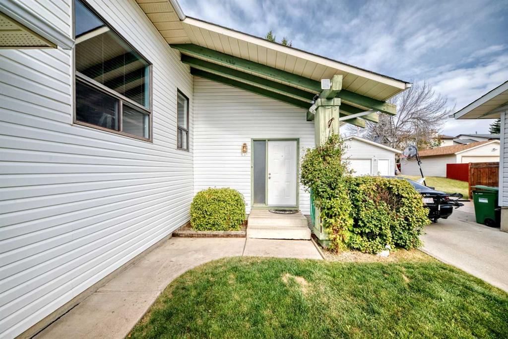 167 Woodridge Place SW, Calgary — photo 3 of 50