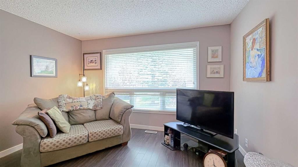 135 Woodsman Lane SW, Calgary — photo 4 of 26