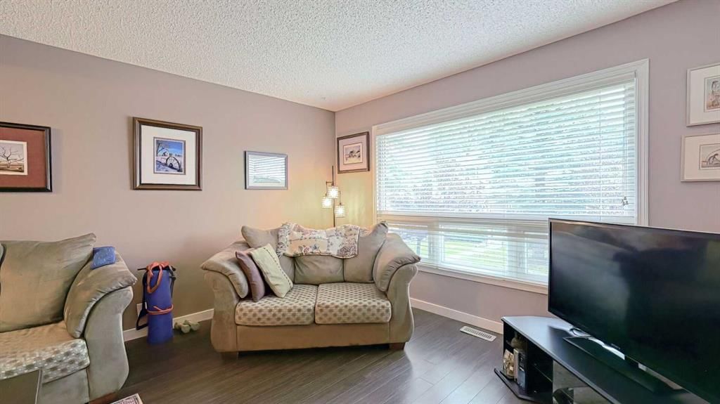 135 Woodsman Lane SW, Calgary — photo 5 of 26