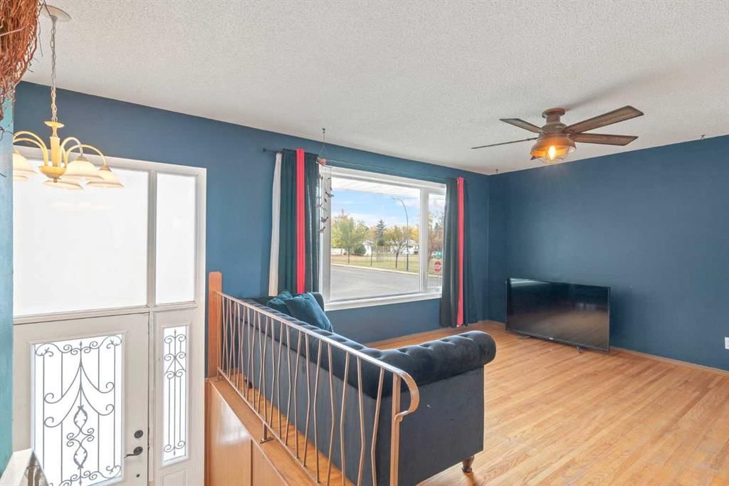2111 69 Avenue SE, Calgary — photo 3 of 40