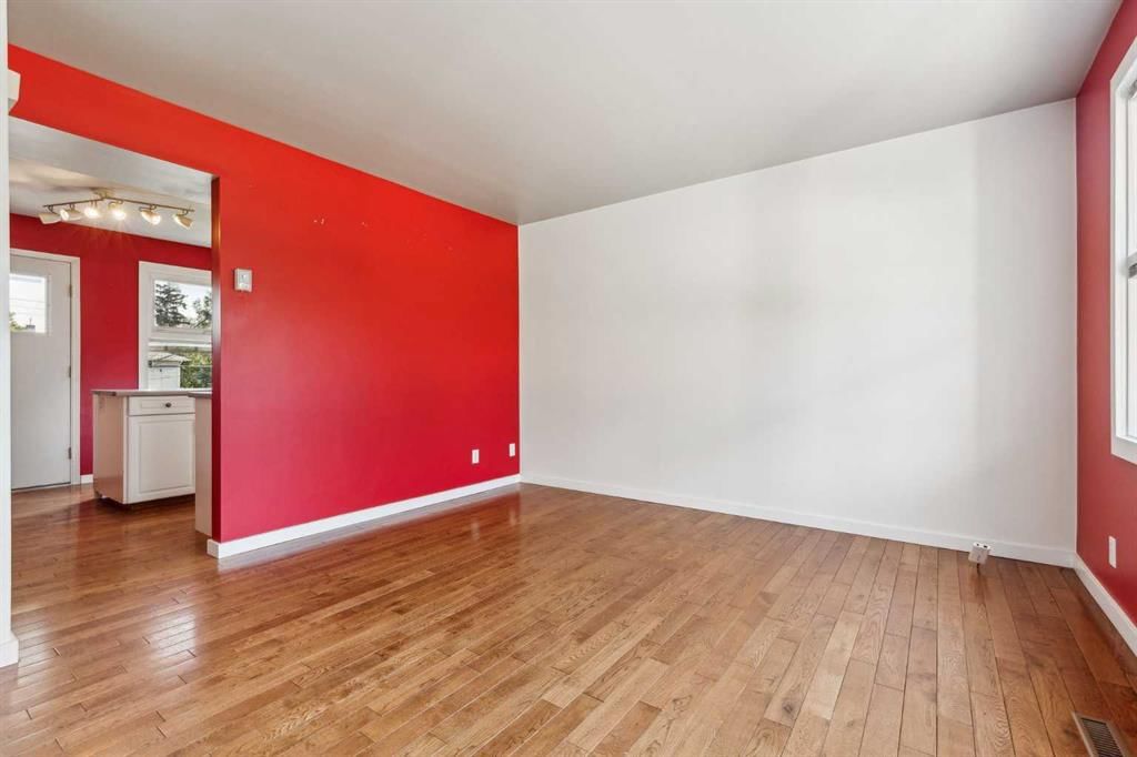 608 32 Avenue NE, Calgary — photo 3 of 23