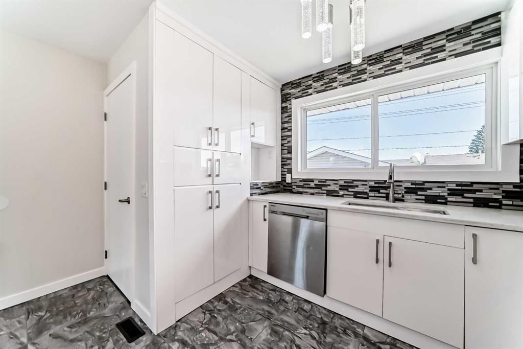 6082 Madigan Drive NE, Calgary — photo 5 of 50