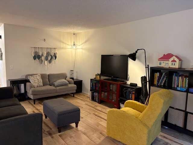 3741 Cedarille Drive SW, Calgary — photo 4 of 33