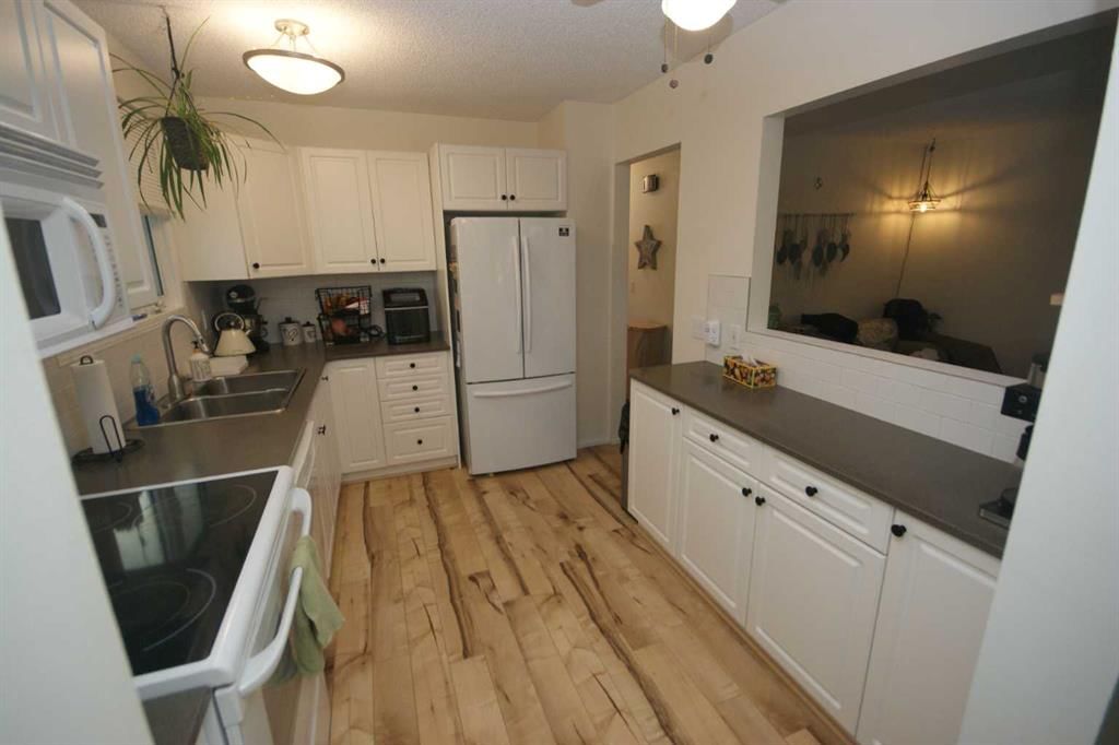 3741 Cedarille Drive SW, Calgary — photo 5 of 33