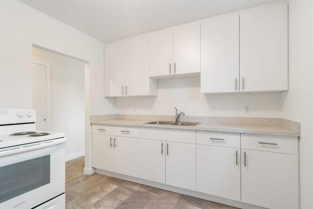 2815 41 Street SW, Calgary — photo 3 of 6