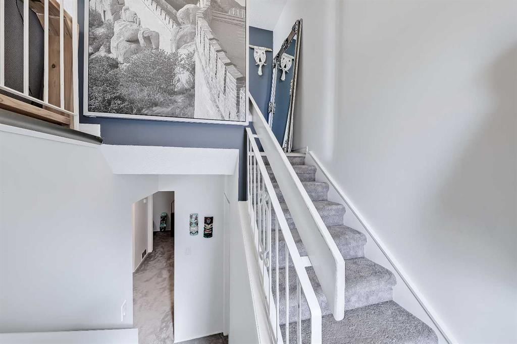 102 Sabrina Road SW, Calgary — photo 4 of 37