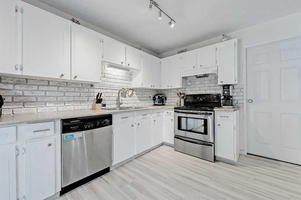 102 Sabrina Road SW, Calgary — photo 5 of 37