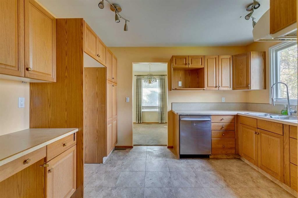 1204 Lake Sylvan Drive SE, Calgary — photo 5 of 17