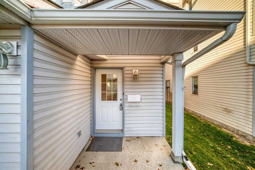 17 Kingsland Court SW, Calgary — photo 2 of 31