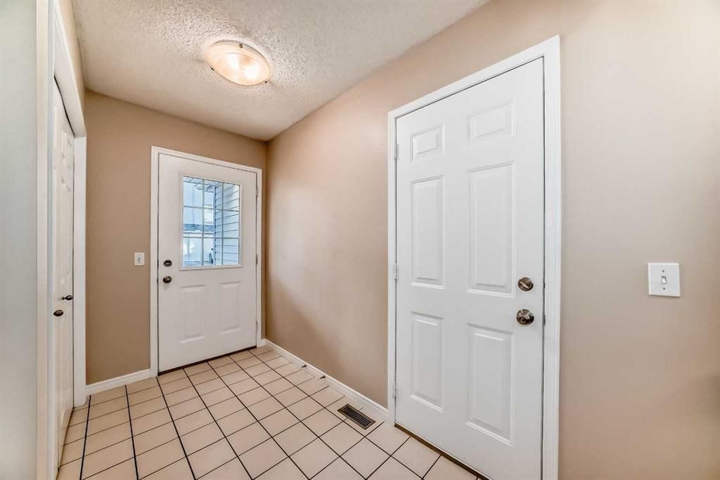 17 Kingsland Court SW, Calgary — photo 3 of 31