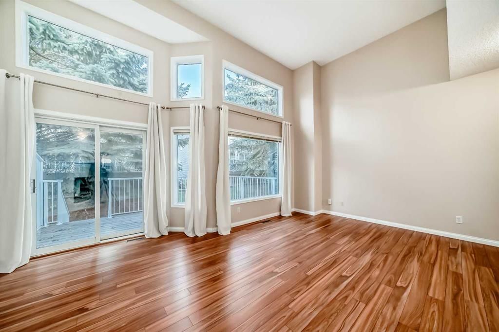 17 Kingsland Court SW, Calgary — photo 5 of 31