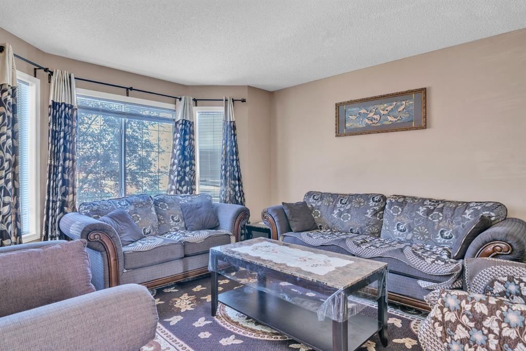 18 Martinvalley Way NE, Calgary — photo 2 of 23