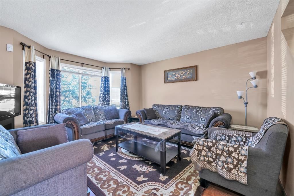 18 Martinvalley Way NE, Calgary — photo 3 of 23
