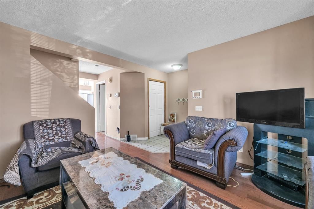 18 Martinvalley Way NE, Calgary — photo 4 of 23