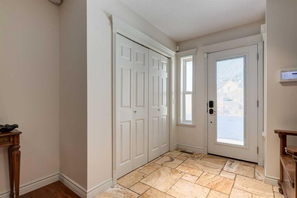 109 9 Street NW, Calgary — photo 5 of 48