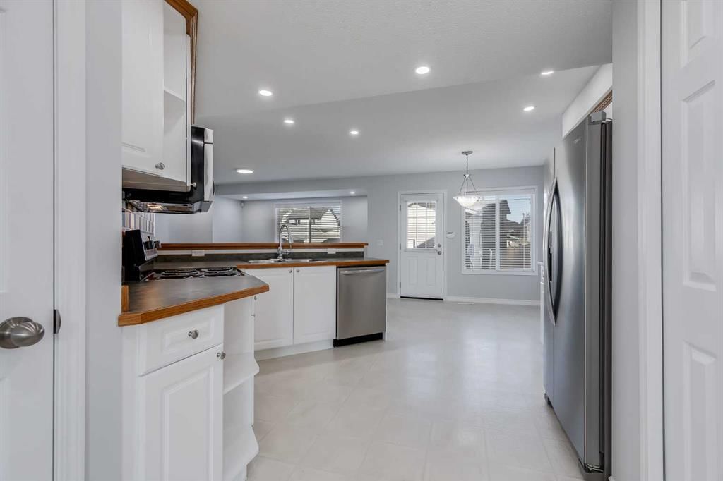 97 Mt Aberdeen Circle SE, Calgary — photo 3 of 32