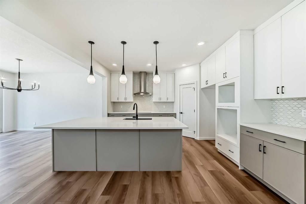 33 Royston Grove NW, Calgary — photo 3 of 35