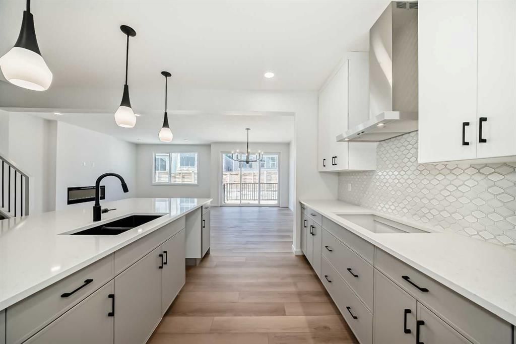 33 Royston Grove NW, Calgary — photo 4 of 35