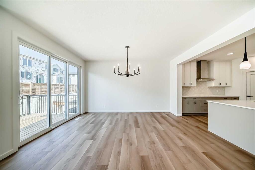 33 Royston Grove NW, Calgary — photo 5 of 35