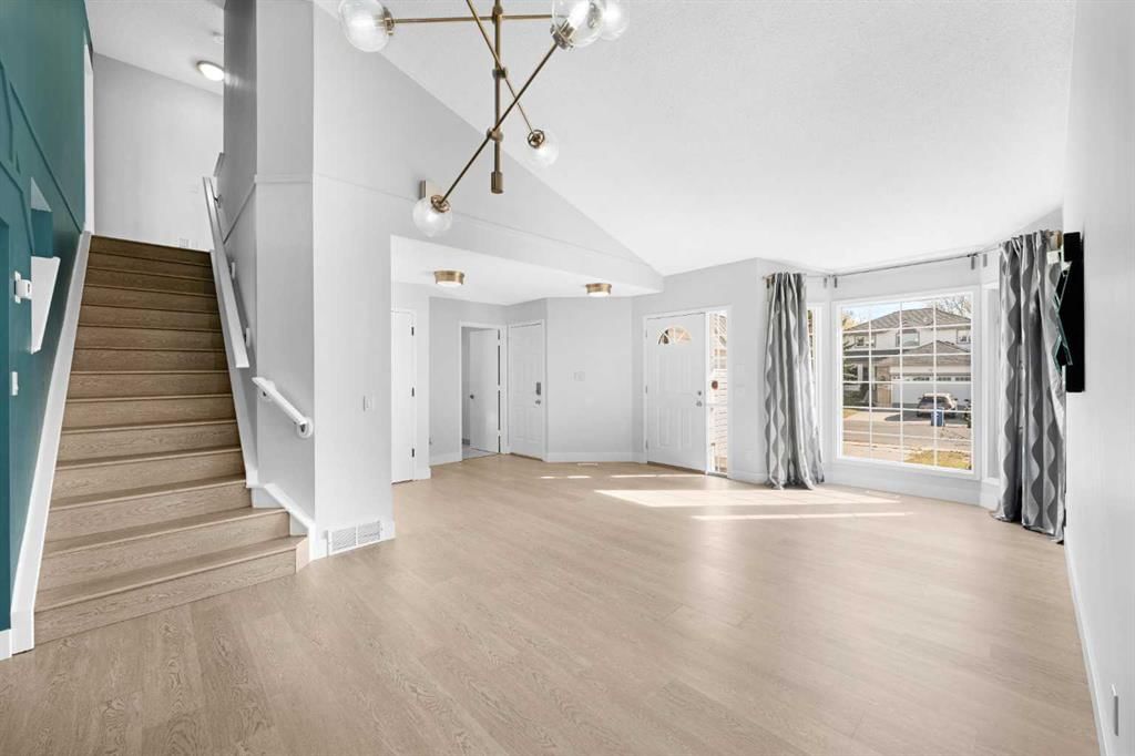 30 Hidden Circle NW, Calgary — photo 2 of 47