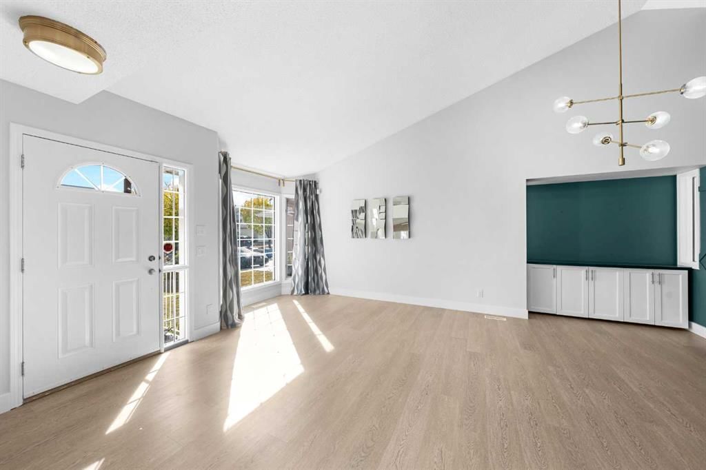 30 Hidden Circle NW, Calgary — photo 3 of 47