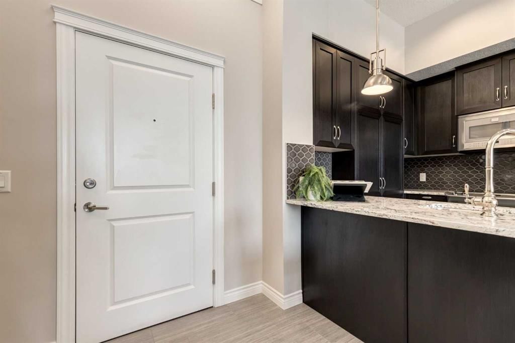 302, 39 Quarry Gate SE, Calgary — photo 4 of 37