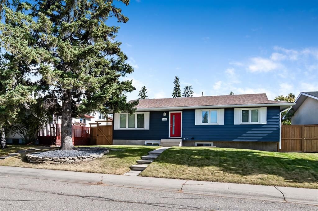 128 Queen Alexandra Close SE, Calgary — photo 2 of 37
