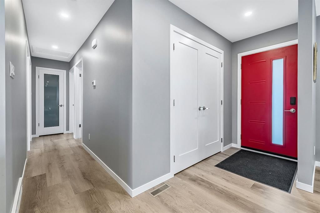 128 Queen Alexandra Close SE, Calgary — photo 3 of 37