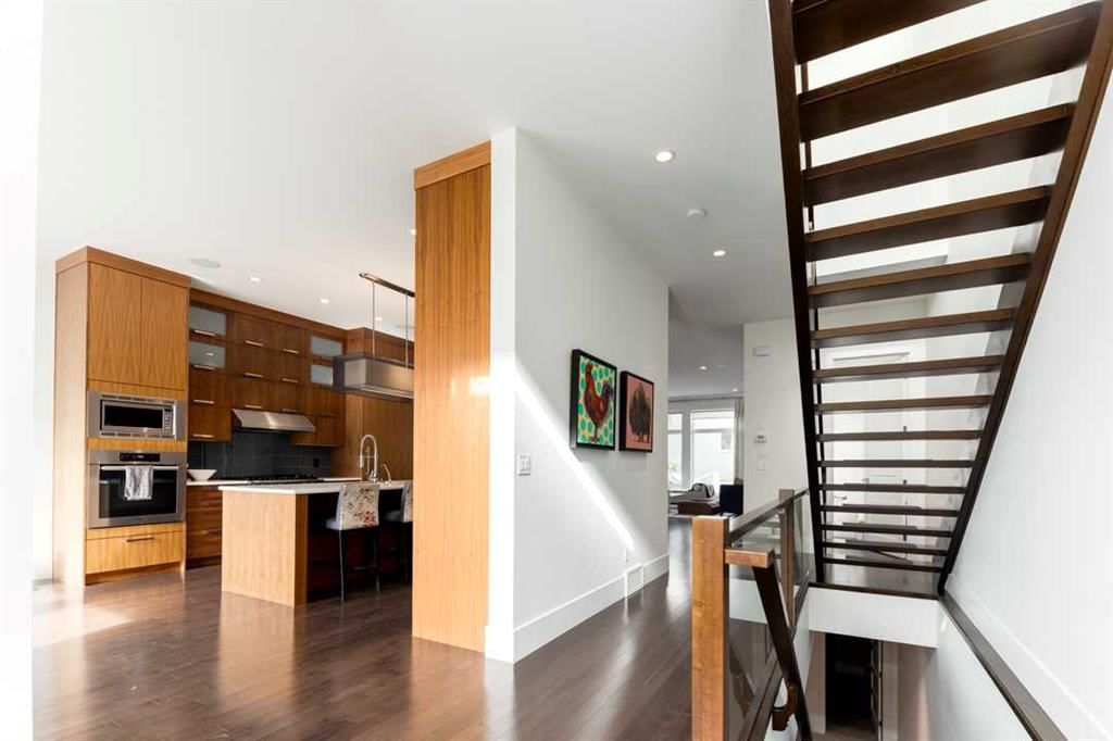 2132 32 Avenue SW, Calgary — photo 4 of 50