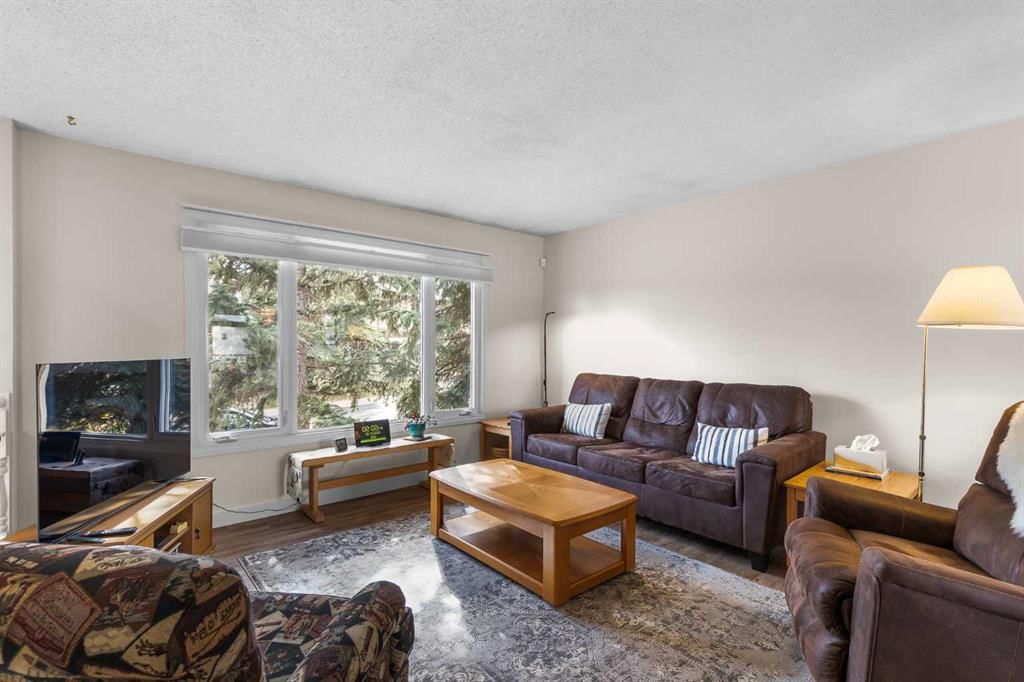 108 Beaconsfield Rise NW, Calgary — photo 3 of 31