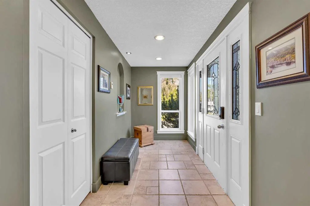 5712 Dalcastle Crescent NW, Calgary — photo 4 of 46
