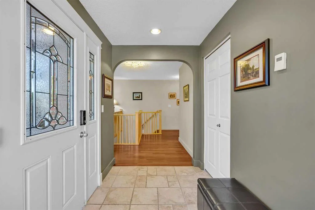 5712 Dalcastle Crescent NW, Calgary — photo 5 of 46