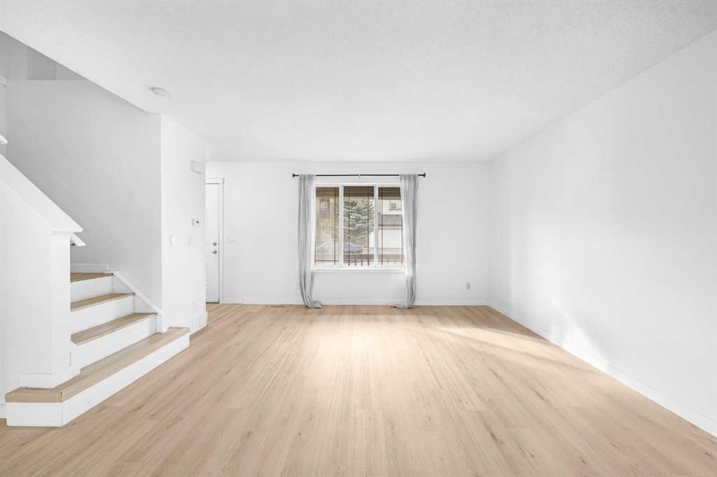 18 Panatella Park NW, Calgary — photo 4 of 34
