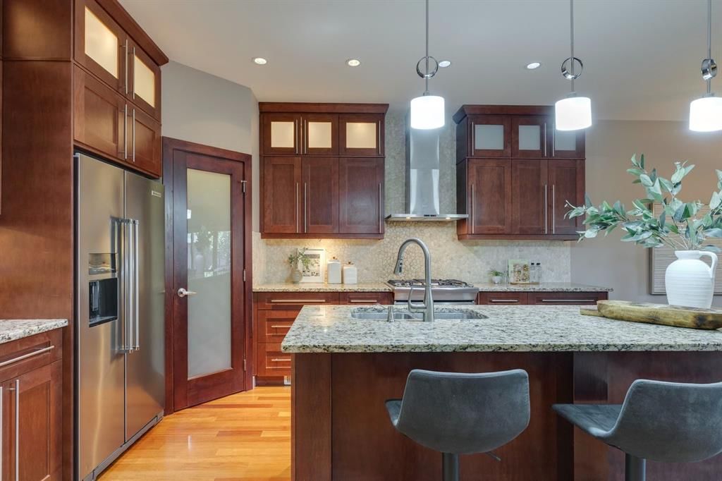 2216 31 Street SW, Calgary — photo 3 of 37
