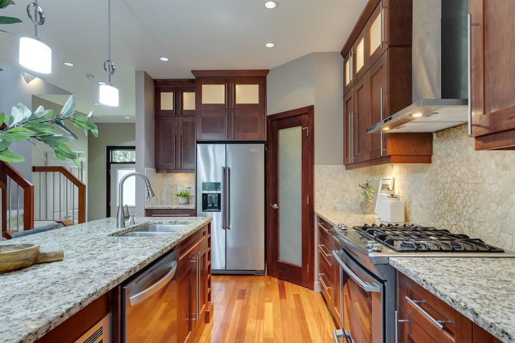 2216 31 Street SW, Calgary — photo 4 of 37