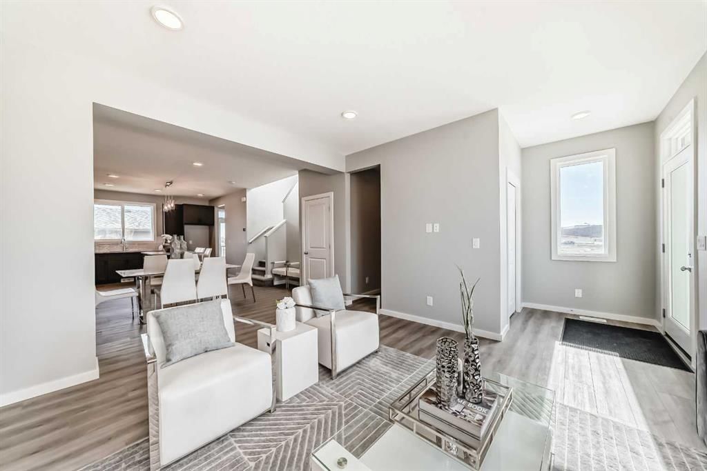 64 Bartlett Way SE, Calgary — photo 5 of 40