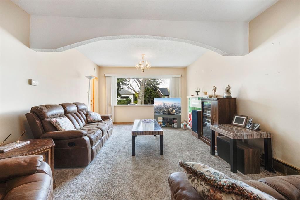 343 8 Avenue NE, Calgary — photo 4 of 33